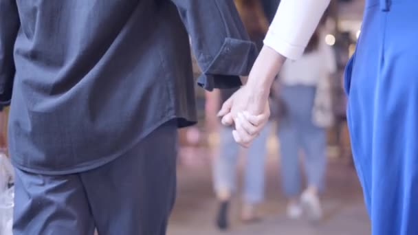 Couple Walking Road Holding Each Other Hands Girl Wearing Blue — Vídeo de Stock