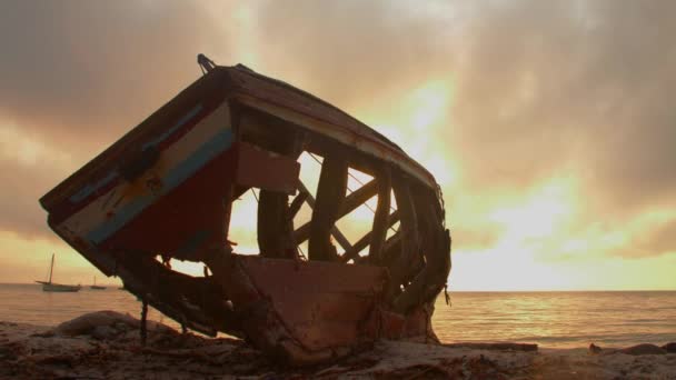 Die Silhouette Eines Alten Fischerbootes Bleibt Der Afrikanischen Küste Während — Stockvideo