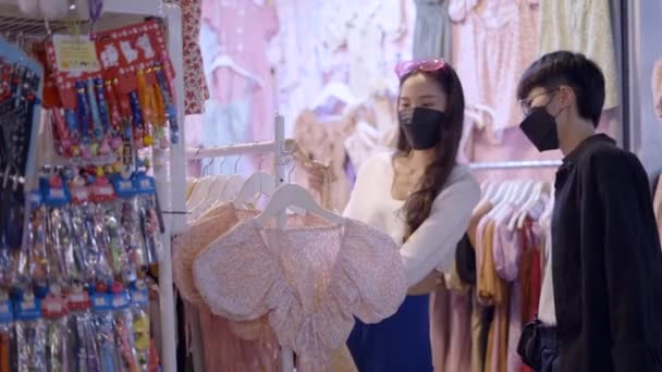 Bir Çift Giyim Mağazasına Gitti Mağazadan Kıyafet Seçtiler Kisi Siyah — Stok video