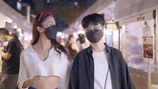 Para Przechadza Się Rynku Trzymając Się Ręce Obie Noszą Czarną — Wideo stockowe