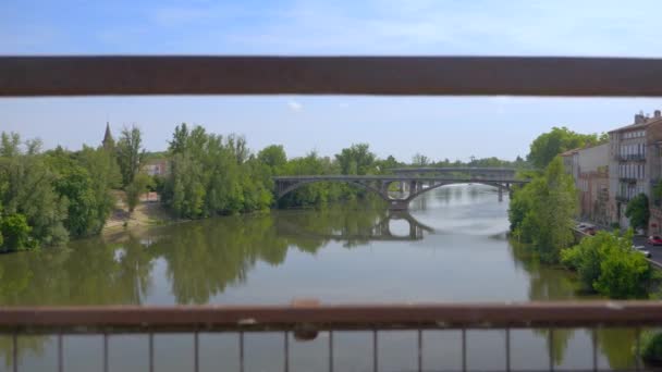 Fluss Brücke Und Wohngebäude Montauban Südfrankreich Von Einer Anderen Brücke — Stockvideo