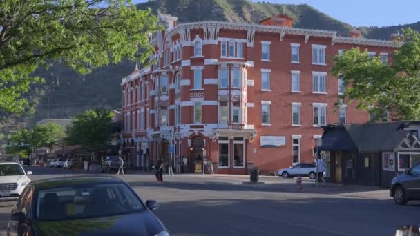 Ludzie Przechodzą Przez Ulicę Przed Hotelem Starter Centrum Durango Kolorado — Wideo stockowe