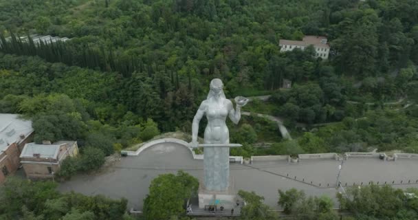 Flygfoto Moder Georgien Monument Molnig Dag Tbilisi — Stockvideo