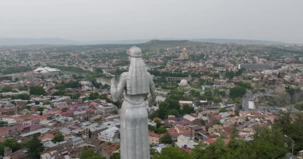 Dolly Tiro Aéreo Monumento Kartlis Deda Paisagem Urbana Tbilisi — Vídeo de Stock
