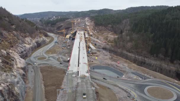 Nye Veier As公司在挪威南部建造了连接Mandal和Kristiansand之间的新的E39号公路 在Klepland地区的新的跨越索格涅瓦河进入Bringeheia桥的空中 — 图库视频影像