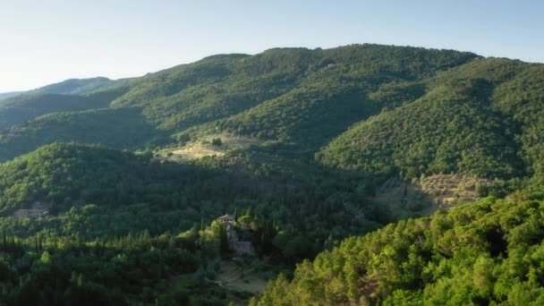 Drone Vliegend Klein Kasteel Weelderig Landschap Tijdens Zonsondergang Chianti Toscane — Stockvideo