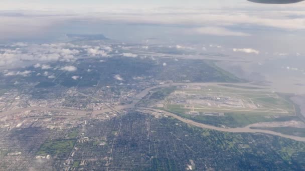 Survoler Les Nuages Dessus Ville Côtière — Video