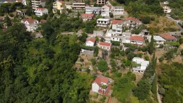 Herceg Novi 日落日山坡住宅区 安老院及建筑物的空中景观 — 图库视频影像