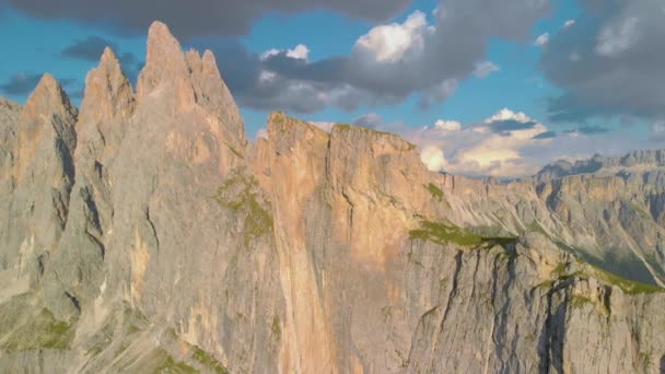 Luchtfoto Vliegen Prachtige Zonovergoten Seceda Zuid Tirol Groene Helling Bergrug — Stockvideo