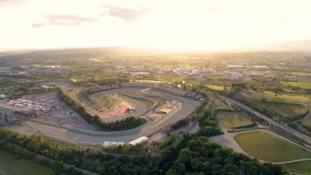 Luftbild Fliegt Über Die Sonnenbeschienene Rennstrecke Circuit Barcelona Spanien Bei — Stockvideo