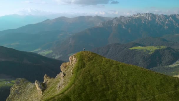 セセダ山のハイカーの上から空中からの眺め牧歌的な南チロルの活気ある渓谷の景色を見下ろすトップダウンショット — ストック動画
