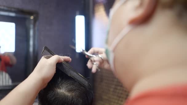 Mãos Barbeiro Usando Tesoura Pente Para Cortar Cabelo Cliente Salão — Vídeo de Stock