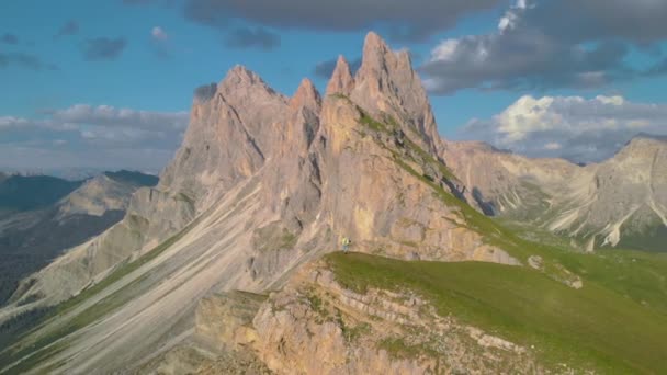 Hike Seceda Mountain Cliffs Edge Looking Idyllic South Tyrol Vibrant — Vídeo de Stock