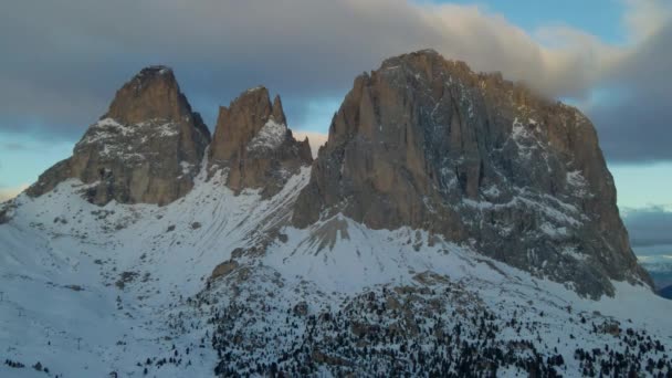 Letecký Pohled Úžasný Jižní Tyrolsko Sassolungo Tři Zasněžené Vrcholky Hor — Stock video