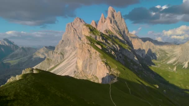 Wibrujący Majestatyczny Południowy Tyrol Szczyt Wiejski Zielony Górski Pastwisko Zbocze — Wideo stockowe