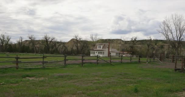 木製のフェンスと曇りの空と草原の牧場の家 — ストック動画