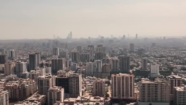 Aerial Flying Karachi City Skyline Pakistan Haze Seen Distance Zoom — Vídeo de stock