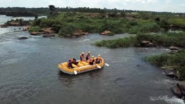 Grupo Personas Barco Rafting Esperando Para Bajar Por Río Nilo — Vídeos de Stock