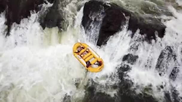 Draufsicht Eines Gelben Raftingboots Das Versucht Einen Wasserfall Auf Dem — Stockvideo