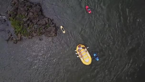 Drone Zenithally Zooming Out Rafting Kayaking Boats Nile River Jinja — Vídeo de stock