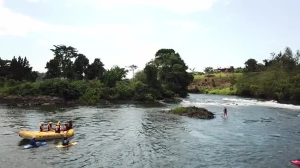 Vista Aérea Grupo Personas Preparándose Para Hacer Rafting Jinja Río — Vídeos de Stock