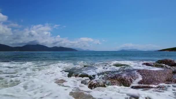 海滩浪涌来 的特写镜头朝向一些小莫西岩石 没有相机运动 — 图库视频影像