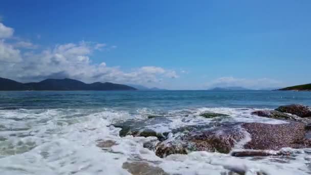 Close Filmagem Ondas Praia Chegando Direção Alguns Pequenos Rochedos Musgosos — Vídeo de Stock