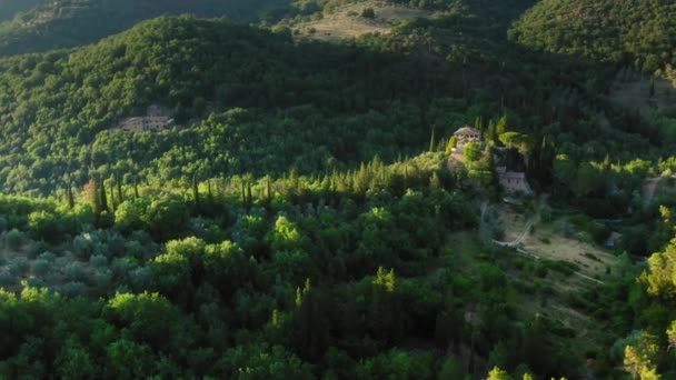 チアンティ地方の田舎の家を飛び越えるドローン トスカーナイタリア — ストック動画