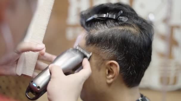 Close View Barber Does Hairstyle Trimming Trimmer Comb Guy Commercial — Vídeo de Stock