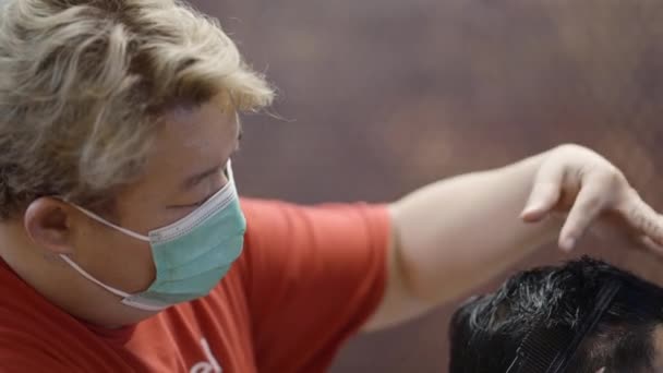 Комерційне Відео Перукарської Зачіски Привабливої Людини Перукарні — стокове відео