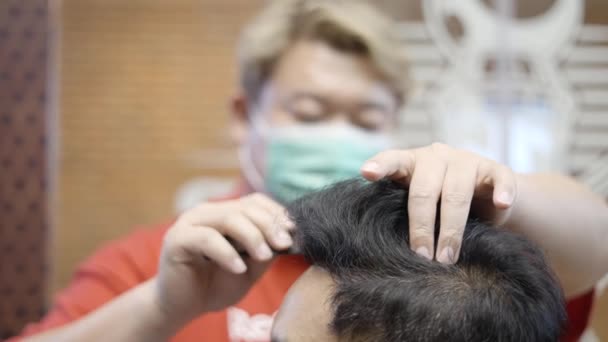 Eine Nahaufnahme Von Friseurmeister Macht Frisur Und Stil Mit Einem — Stockvideo
