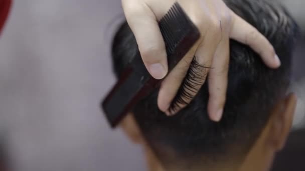 Uma Foto Perto Cabeleireiro Fazendo Corte Cabelo Para Jovem Uma — Vídeo de Stock