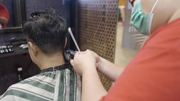 Back Side View Professional Hairdresser Cutting Man Hair Beauty Saloon — Stockvideo