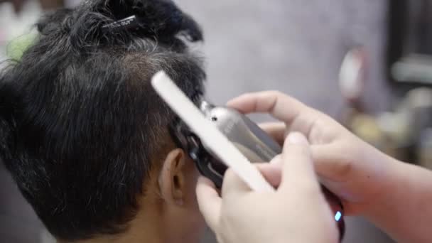 Close Shot Man Barbershop Cutting His Hair Barber Working Electric — Vídeo de Stock
