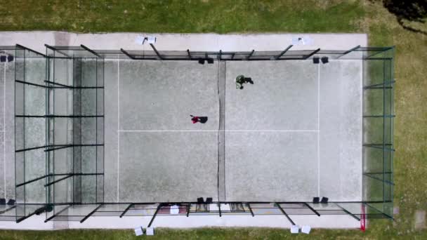 Vista Pájaro Dos Atletas Jugando Pádel Cancha Aire Libre — Vídeos de Stock