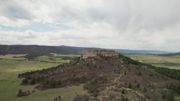 Wide Angle Aerial Parallax Small Mountain Mesa Colorado Farmland — Vídeos de Stock