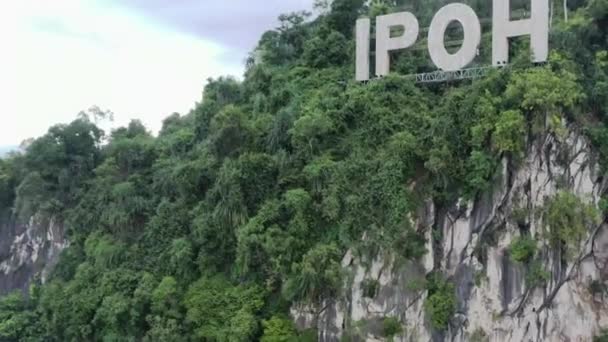 Drone Fly Limestone Mountain Ipoh Signage Top Hill Capital City — Stockvideo