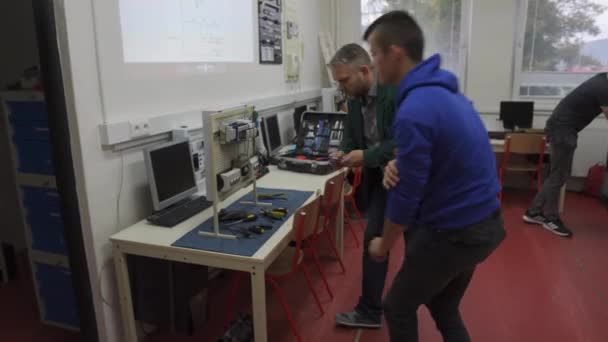 Slovakya Daki Meslek Lisesinde Erkek Öğrenciye Elektronik Dersinde Yardım Eden — Stok video