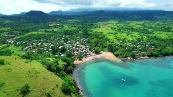 Volando Hacia Pueblo Morro Peixe Día Soleado Santo Tomé África — Vídeos de Stock