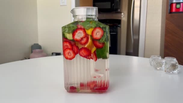 Push Brocca Vetro Acqua Termale Tavolo Acqua Infusa Con Fragole — Video Stock