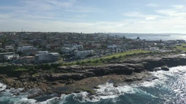 空中飞驰而过 在海滨边的海滨社区住房和海滨住宅中放大 背景是悉尼市Cbd天际线 长无人机视频升空拍摄 — 图库视频影像