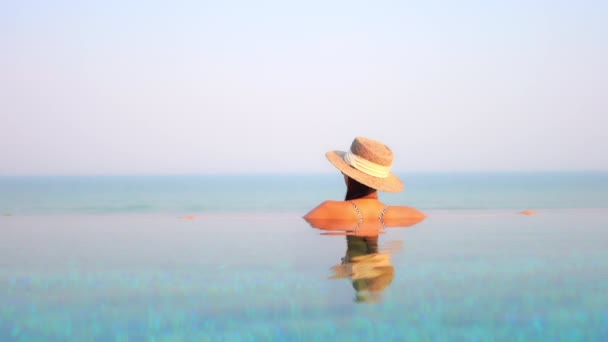 Unrecognizable Young Woman Edge Infinity Pool Sunset Miami — Vídeos de Stock