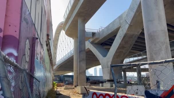 Establishing Shot Sixth Street Bridge Next Colorful Graffiti Wall Daytime — Video Stock