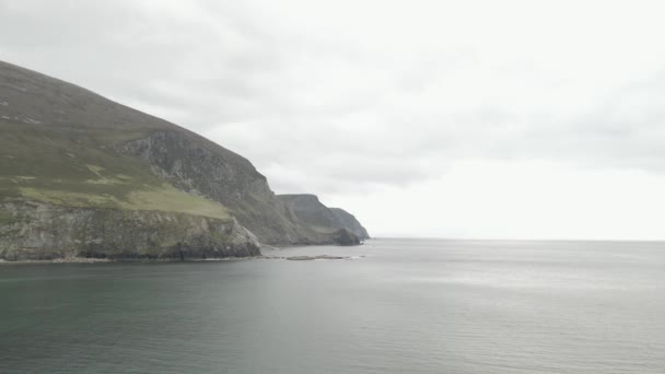 爱尔兰梅奥县阿奇尔岛上的基尔海滩与大教堂岩石悬崖的宁静 空中广射炮 — 图库视频影像