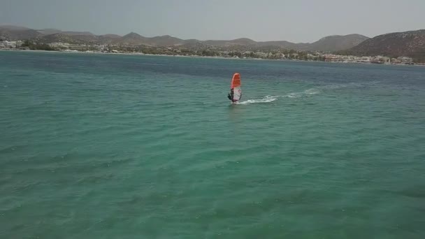 一架无人驾驶飞机拍下的空中镜头显示 一名风帆冲浪者在大风中冲向海滩 返回希腊雅典的一个海滨郊区 — 图库视频影像