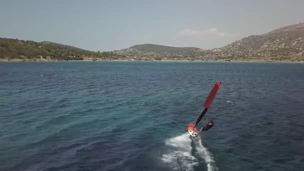 Luchtbeelden Van Een Drone Die Een Windsurfer Volgt Die Met — Stockvideo