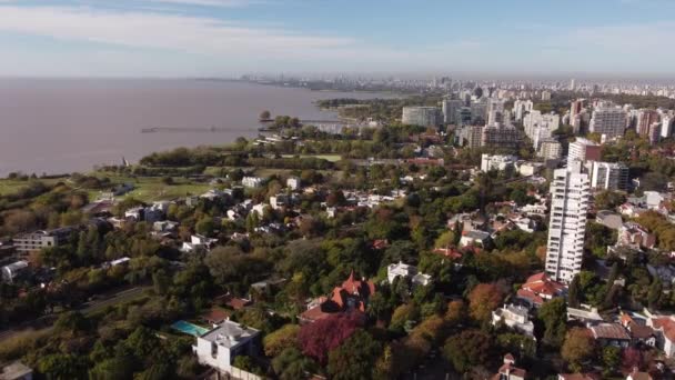 在Buenos Aires的Sanisidro住宅区 无人驾驶飞机在海岸和Vicente Lopez之间的房屋和公园上空盘旋 — 图库视频影像