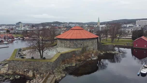 Flyg Roterar Långsamt Runt Framför Kristiansands Fästning Mulen Morgon Norge — Stockvideo
