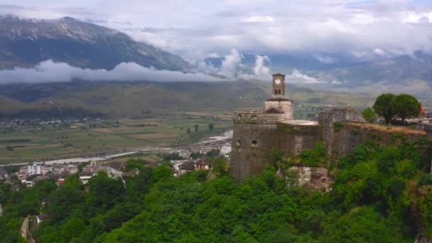 川の谷 アルバニアを見下ろすGjirokaster城の塔の時計 空中ワイドビュー — ストック動画