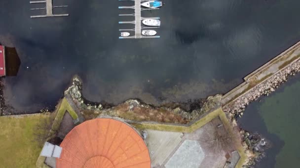 Vista Única Aves Kristiansand Fortaleza Barco Marina Com Reflexos Superfície — Vídeo de Stock